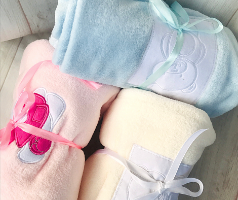 שמיכה לתינוק למיטה לעריסה לעגלה, שמיכה רכה ומלטפת לתינוקות צבע תכלת בהיר|שמיכות מעבר רכות וקלות לתינוקות במבחר צבעי בייבי רכים | שמיכות לתינוקות|