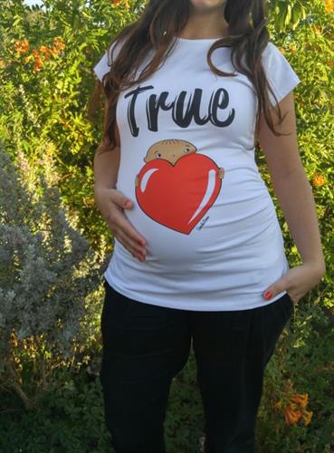 חולצת הריון  True Love חולצת לבנה עם תינוק מציץ מלב