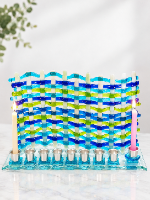 חנוכיית זכוכית בעבודת יד – חגיגה של צבע ואור 💙💚