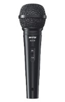 מיקרופון דינמי קרדיואידי ליד Shure SV200 – פריט בודד בצבע שחור עם כפתור הפעלה כיבוי מונח על רקע לבן