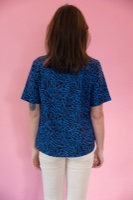 חולצת רוז-הדפס מנומר כחול