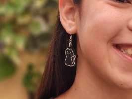 זוג עגילים מפרספקס (זכוכית אקרילית) בצבע שחור עם חריטה לבנה של חתול וסוגר כסף 925