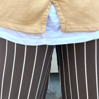 מכנסיים מדגם נור עם פסים בחום ואופווייט