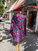 חולצה ארוכה מכופתרת עם פרינט וצבעים מרהיבים L/XL