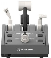 ג'וסטיק ומצערת טיסה Thrustmaster TCA Yoke Boeing Edition – יחידת בקרה אפורה עם ידיות וכפתורים לבנים עליה הכיתוב BOEING