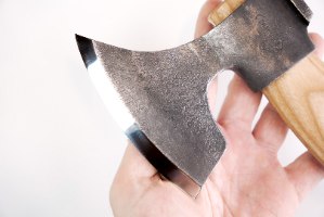 גרזן לגילוף 620 גרם עם ידית מתומנת עבודת יד strongwey