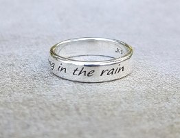 טבעת כסף עם כיתוב אישי עד 40 תווים dancing in the rain