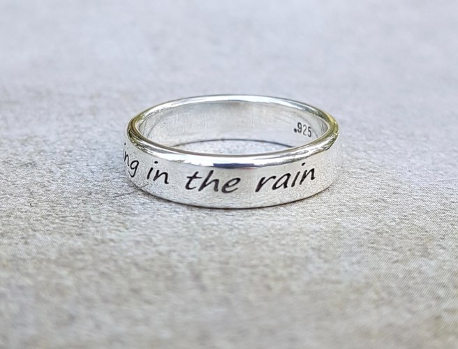 טבעת כסף עם כיתוב אישי עד 40 תווים dancing in the rain