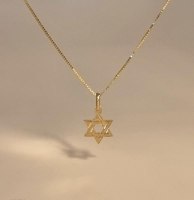 מבט מקרוב על תליון מגן דוד מזהב צהוב 14 קראט בעיצוב מינימליסטי