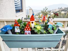 סדנת יצירת שעוני זכוכית בעבודת יד בגליל מתקיימת בסטודיו עצמאי, מואר ורגוע, בליווי מדריכה מנוסה בעבודה עם זכוכית.