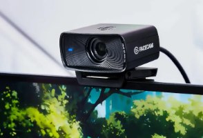 מצלמת רשת Elgato Facecam MK2 – מונחת על מסך עם רקע ירוק-כחול, נורית כחולה דולקת