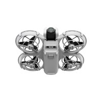 רחפן DJI Neo Fly More Combo – פריט אפור בהיר עם ארבעה פרופלורים שחורים ומצלמה על רקע לבן 4K