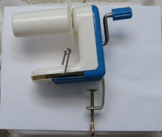 מכשיר ידני לגלגול צמר (Yarn roller)