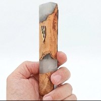 מזוזה מעוצבת למתנה – שילוב עץ זית ואפוקסי