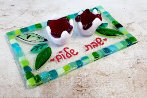פמוט שבת ירוק בפסיפס עם פמוטי פרח טוליפ מזכוכית בטכניקת פיוזינג