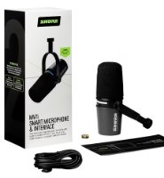 מיקרופון דינמי מקצועי Shure MV7i – מיקרופון שחור בודד מוצג מחוץ לאריזתו עם כבל מגולגל ואביזרים נלווים