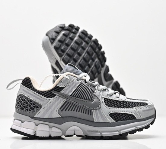נעלי נייק ילדים Nike Zoom Vomero 5 אפור
