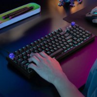 מקלדת גיימינג מכנית חוטית Logitech G316 X 98 – ידיים על מקשים שחורים מוארים בכחול על שולחן כהה
