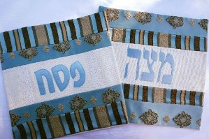 מפית למצות מבד עבודת יד, בעיצוב אומנותי, מתאימה גם למצות יד - דגם לביא