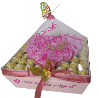 מארז מתנה לנשים בקרטון רוז גולד בעיצוב חלון פירמידה שקוף.   24 שוקולד פררו רושה , 2 נרות פרח צפים כ-36  פרחי משי אדומים . ניתן להוסיף כיתוב אישי על המתנה.