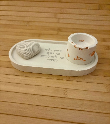 מעמד בטון פולימרי אובלי קטן עם פמוט ולב