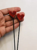 זוג לבבות קטנים על מקלות לעיצוב עציץ
