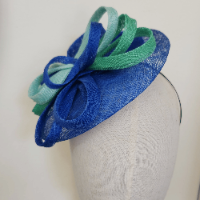 כובע אלגנטי מעוצב על קשת - דגם צדף כחול ירוק