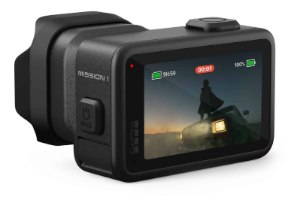 מצלמת אקסטרים GoPro Mission 1 – טעינה מהירה מצלמה שחורה המוצגת מאחור מציגה תמונת וידאו עם נתוני הקלטה על המסך