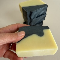  olio_charcoal_soap_hand