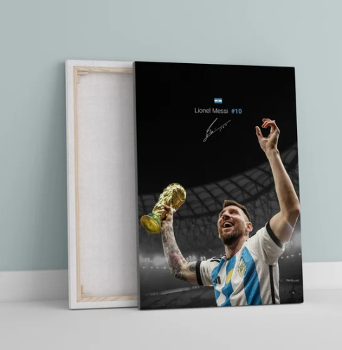 "מספר 1" תמונת קנבס של אגדת הכדורגל ליונל מסי עם גביע העולם | תמונה מתוחה, ממוסגרת מוכנה לתליה