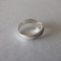 טבעת כסף V בהשראת טקסטורת עץ