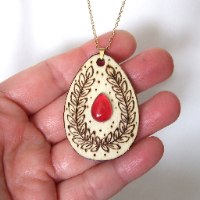 שרשרת עץ עם אבן ורודה ודוגמת עלים - צריבה על עץ