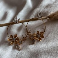 עגילי חישוק פרחים וקריסטלים זהב