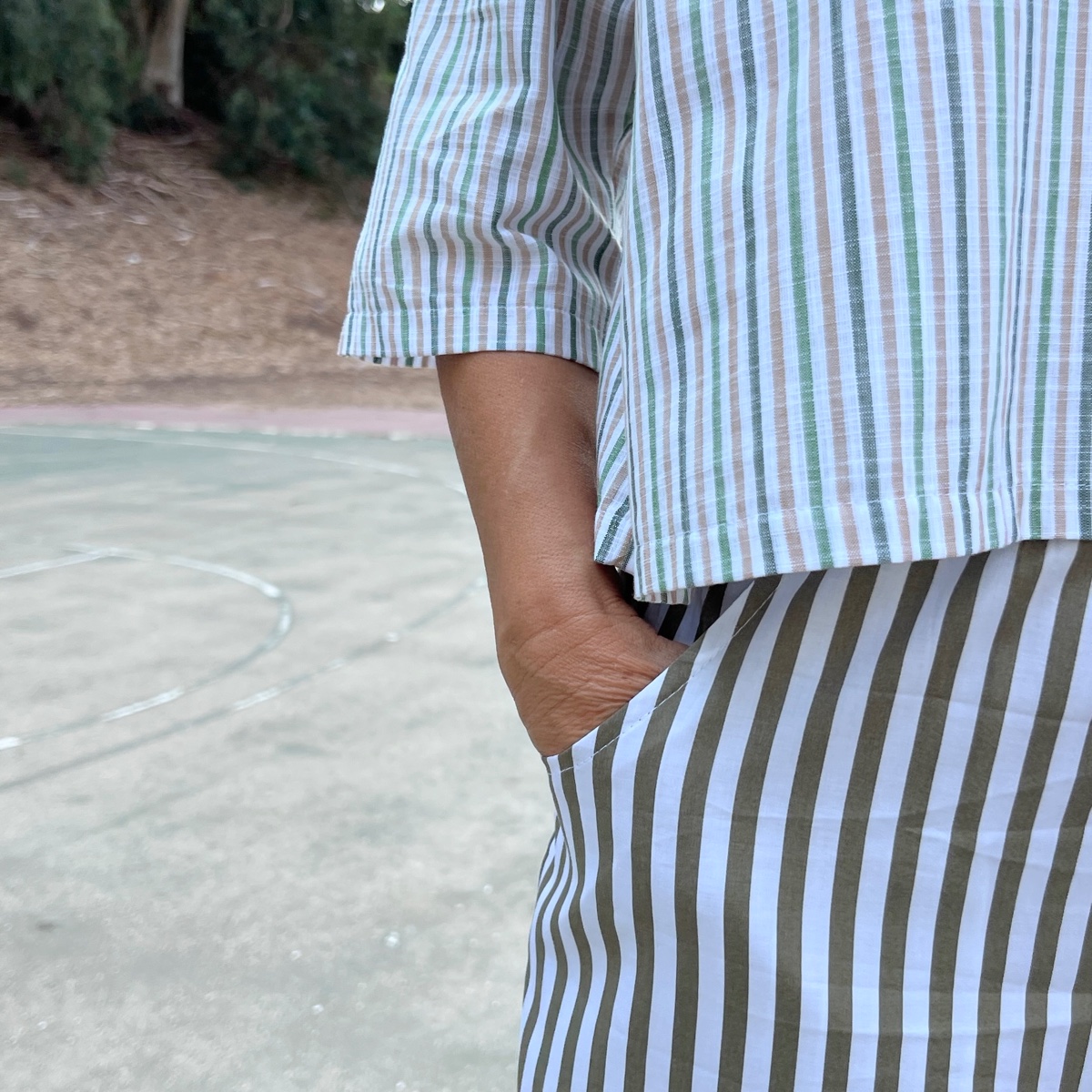 מכנסיים מדגם נור עם הדפס פסים לאורך בחאקי/זית ולבן - זוג אחרון במידה 16