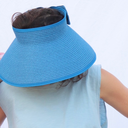 כובע קש בצבע כחול