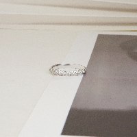 טבעת נישואין עדינה עם חריטות בזהב 14 קרט- דגם M194