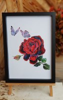 הדפס ורד אדום עם פרפרים מצויירים בעפרונות אקוורל מאת ויקינגית