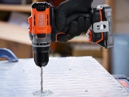 Black+Decker BCD382D1XC-QW – מברגה/מקדחת פטיש נטענת עם תפסן ביט מהיר.