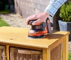 מלטשת אקצנטרית מבית בלאק אנד דקר – Black+Decker BDCROS18N-XJ לשיוף חלק ואחיד
