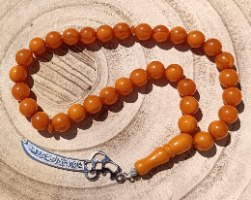 מסבחת דמוית ענבר יוקרתית – עם תליון חרב "זולפיקאר"