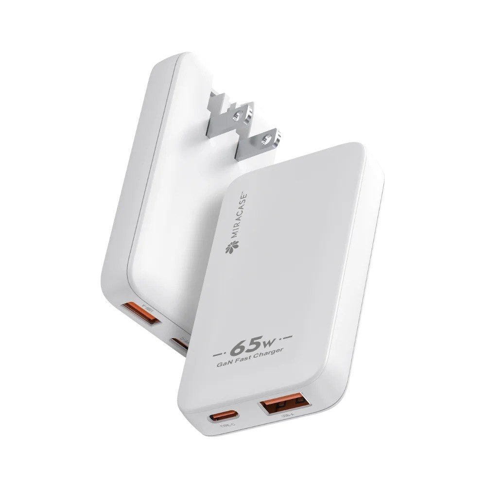 מטען קיר מהיר 65W צבע לבן Miracase MWC65W – המוצר הלבן מוצג באלכסון עם חיבורי USB-C ו-USB-A גלויים בקצהו