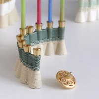 חנוכיה בעיצוב עכשוי, קרמיקה בהדפסת תלת מימד, חנוכיה מעוצבת בגוון ירוק ובז'