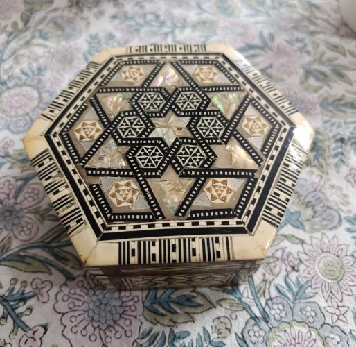 קופסת תכשיטים דמשקאית וינטג' מקורית (13x12 ס"מ) – שיבוץ צדף אם הפנינה וריפוד קטיפה