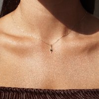 שרשרת ותליון זהב מעוין קטן עם יהלום שחור