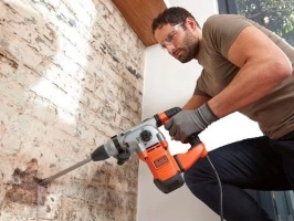 Black+Decker BEHS03K-QS 1250W – פטישון חשמלי עם עיצוב ארגונומי לשימוש ממושך.