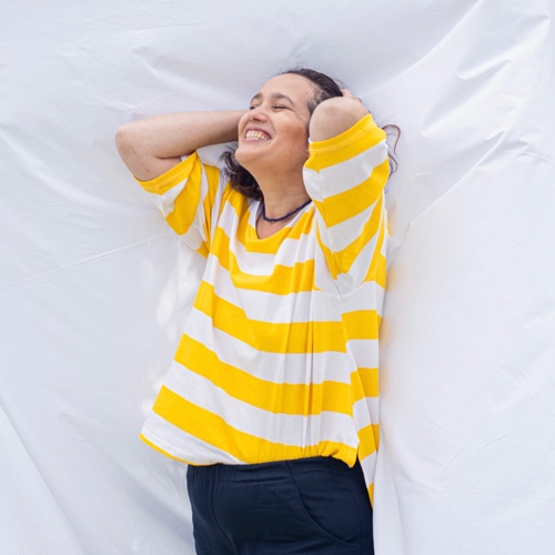 חולצה מדגם אוה מבד טריקו סינגל עם הדפס פסים בצבע צהוב שמח ולבן