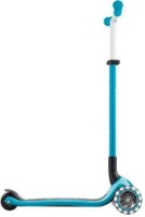קורקינט 3 גלגלים עם אורות צבע אקווה Globber Master Lights – המוצר בצבע אקווה נראה מהצד עם גלגלים קדמיים מוארים