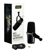 מיקרופון גיימינג דינמי +Shure MV7 – מיקרופון שחור קופסת אריזה לבנה כבל טעינה שחור ומתאם קטן מוצגים על רקע לבן