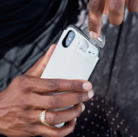 מגן אייפון עם תא מובנה לAirpods