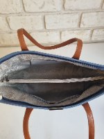 תיק צד גלי. דפנות קשיחות. צבע כחול.